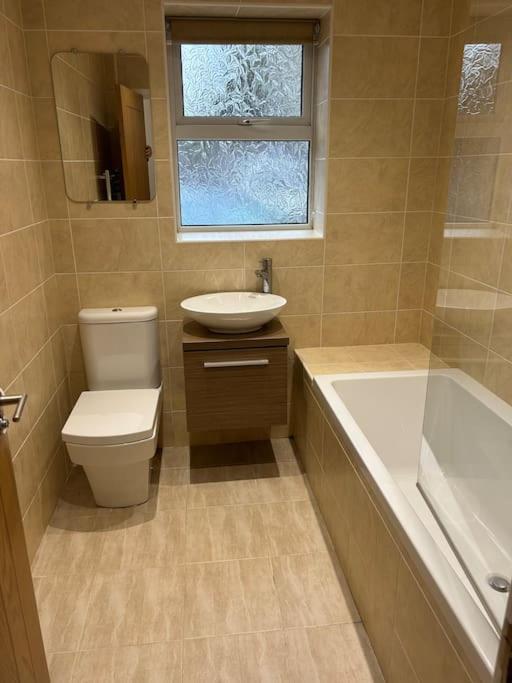 ווילמסלו Spacious Central 2Bed Apartment מראה חיצוני תמונה